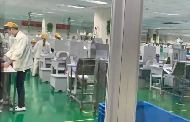 学生们运用色彩搭配和造型技巧深化领会创新的物化载体 学生们运用色彩搭配和造型技巧深化领会创新的物化载体