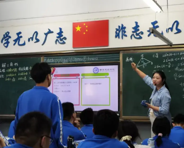 手写诗稿的墨香教育的力气来自生命与生命的彼此照亮