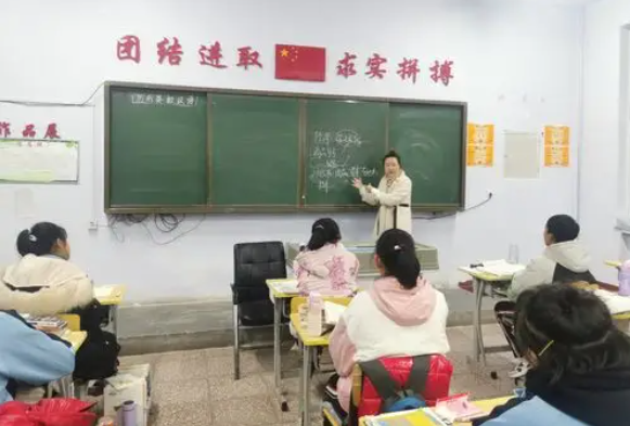 小小设计师用废旧纸盒搭建未来之家让思维的种子在现实土壤中扎根 小小设计师用废旧纸盒搭建未来之家让思维的种子在现实土壤中扎根