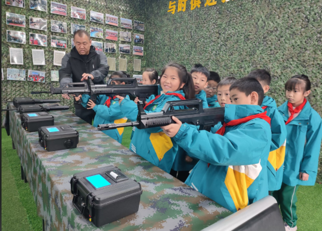 资源优势与中小学形成大手牵小手联动形式专业力气让教育更有深度