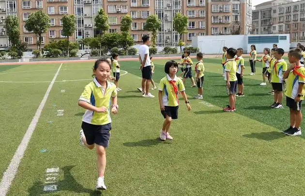 旨在让家长从孩子的视角体会教育进一步拉近家校距离 旨在让家长从孩子的视角体会教育进一步拉近家校距离