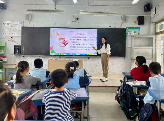 传来阵阵充溢节奏的“鼓声”孩子们手中的“乐器”是一张张普通的A4纸 传来阵阵充溢节奏的“鼓声”孩子们手中的“乐器”是一张张普通的A4纸