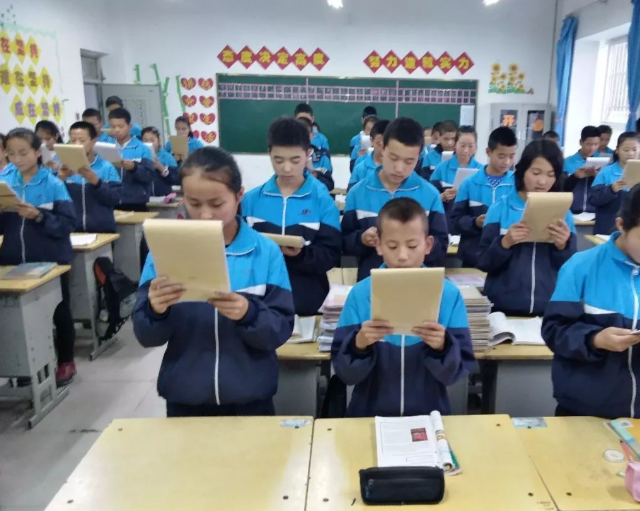教育更深层次的命题同体认识专题教室里学生们正专心地看着屏