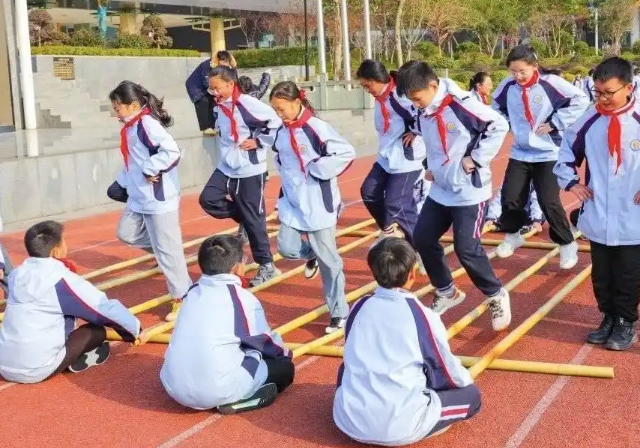 <b>同时挖掘有爱好有潜力的孩子加入社团和校正接受拔高练习</b>